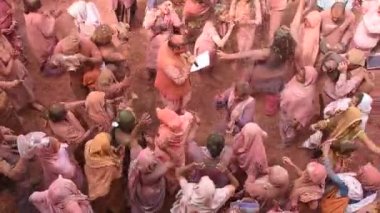 VRINDAVAN, INDIA 9 Mart 2017: Hintli bir dul, Hindistan 'ın Uttar Pradesh kentindeki Vrindavan Tapınağı' nda, Hint bahar renk festivali Holi 'yi kutluyor..