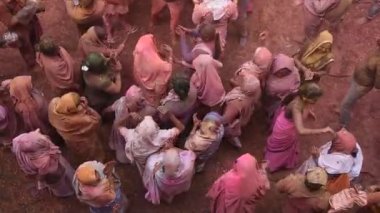 VRINDAVAN, INDIA 9 Mart 2017: Hintli bir dul, Hindistan 'ın Uttar Pradesh kentindeki Vrindavan Tapınağı' nda, Hint bahar renk festivali Holi 'yi kutluyor..