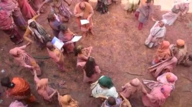 VRINDAVAN, INDIA 9 Mart 2017: Hintli bir dul, Hindistan 'ın Uttar Pradesh kentindeki Vrindavan Tapınağı' nda, Hint bahar renk festivali Holi 'yi kutluyor..