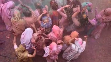VRINDAVAN, INDIA 9 Mart 2017: Hintli bir dul, Hindistan 'ın Uttar Pradesh kentindeki Vrindavan Tapınağı' nda, Hint bahar renk festivali Holi 'yi kutluyor..