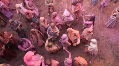 VRINDAVAN, INDIA 9 Mart 2017: Hintli bir dul, Hindistan 'ın Uttar Pradesh kentindeki Vrindavan Tapınağı' nda, Hint bahar renk festivali Holi 'yi kutluyor..