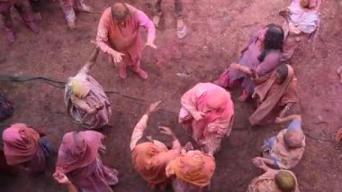 VRINDAVAN, INDIA 9 Mart 2017: Hintli bir dul, Hindistan 'ın Uttar Pradesh kentindeki Vrindavan Tapınağı' nda, Hint bahar renk festivali Holi 'yi kutluyor..