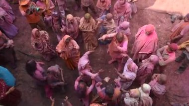 VRINDAVAN, INDIA 9 Mart 2017: Hintli bir dul, Hindistan 'ın Uttar Pradesh kentindeki Vrindavan Tapınağı' nda, Hint bahar renk festivali Holi 'yi kutluyor..