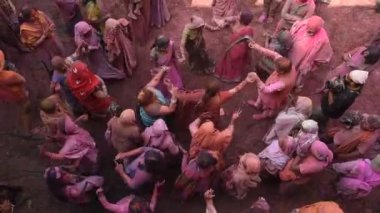 VRINDAVAN, INDIA 9 Mart 2017: Hintli bir dul, Hindistan 'ın Uttar Pradesh kentindeki Vrindavan Tapınağı' nda, Hint bahar renk festivali Holi 'yi kutluyor..