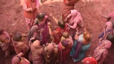 VRINDAVAN, INDIA 9 Mart 2017: Hintli bir dul, Hindistan 'ın Uttar Pradesh kentindeki Vrindavan Tapınağı' nda, Hint bahar renk festivali Holi 'yi kutluyor..