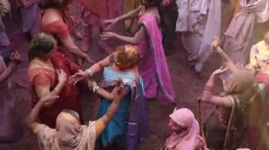 VRINDAVAN, INDIA 9 Mart 2017: Hintli bir dul, Hindistan 'ın Uttar Pradesh kentindeki Vrindavan Tapınağı' nda, Hint bahar renk festivali Holi 'yi kutluyor..