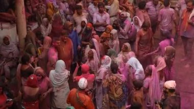 VRINDAVAN, INDIA 9 Mart 2017: Hintli bir dul, Hindistan 'ın Uttar Pradesh kentindeki Vrindavan Tapınağı' nda, Hint bahar renk festivali Holi 'yi kutluyor..