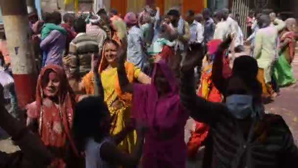 2017年3月9日 印度马图拉市 在马图拉市的霍利节庆祝活动中 印度人一边跳舞一边彩弹 这是印度最有名的宗教节日 — 图库视频影像