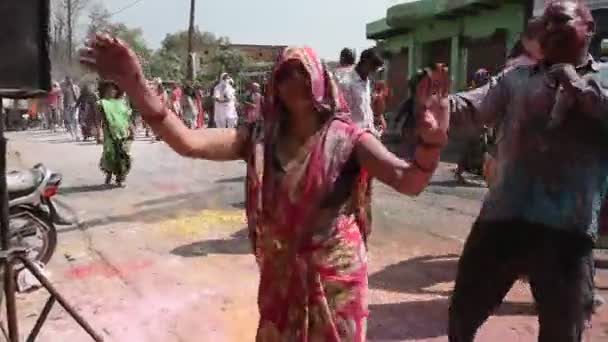 インド マトゥラ2017年3月9日 インドで最も有名な宗教祭であるホーリー フェスティバルは マトゥラのストリートでのホーリー セレブレーションの際に インドの人々が踊り 色で遊ぶことができます — ストック動画