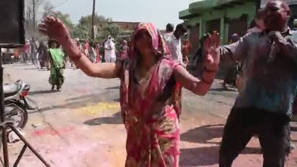 Mathura India March 2017 Indiáni Tančí Hrají Barvami Slavnosti Holi — Stock video