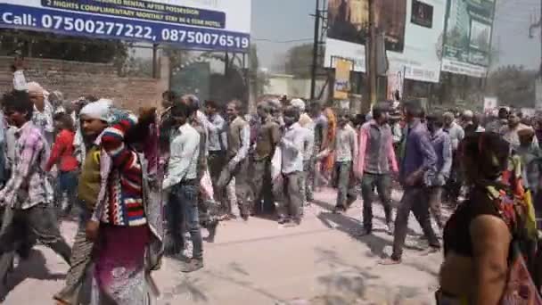 Vrindavan India 2017年3月10日 インド ヴリンダバン市内を巡礼者や地元民が歩く — ストック動画
