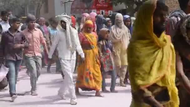 Vrindavan India Marzo 2017 Peregrinos Lugareños Caminan Por Ciudad Durante — Vídeo de stock