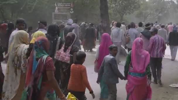 2017年3月10日 印度Vrindavan 在印度Vrindavan的Parikrama期间 朝圣者和当地人在城市周围漫步 — 图库视频影像