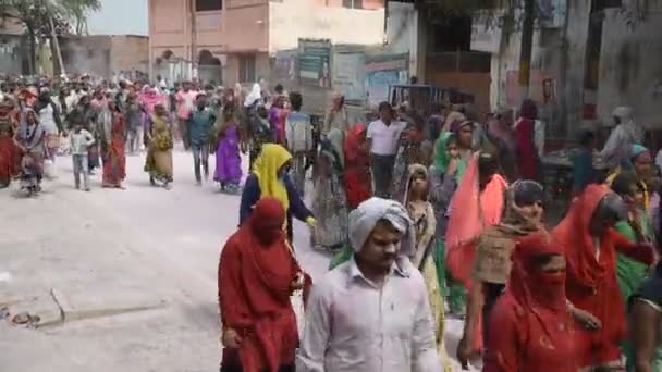 2017年3月10日 印度Vrindavan 在印度Vrindavan的Parikrama期间 朝圣者和当地人在城市周围漫步 — 图库视频影像
