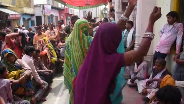 Mathura India Maart 2017 Indiase Mensen Dansen Spelen Met Kleuren — Stockvideo