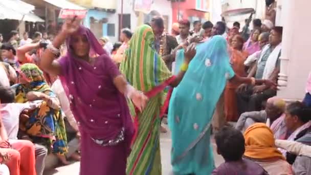 2017年3月9日 印度马图拉市 在马图拉市的霍利节庆祝活动中 印度人一边跳舞一边彩弹 这是印度最有名的宗教节日 — 图库视频影像
