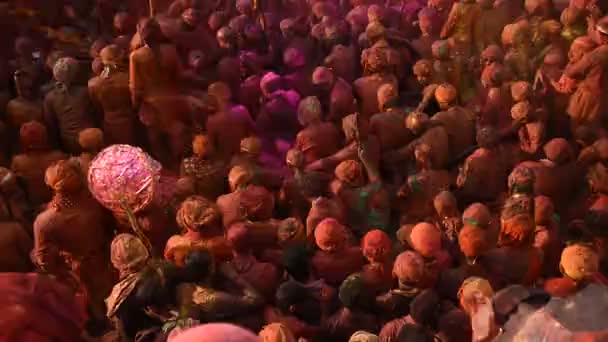 Μεγάλο Πλήθος Ινδουιστών Πιστών Ρίχνουν Χρώματα Ένας Στον Άλλο Παίζοντας — Αρχείο Βίντεο