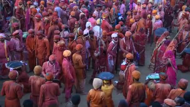 Женщины Избивали Мужчин Длинными Палками Празднике Lathmar Holi Нандгаоне Индия — стоковое видео