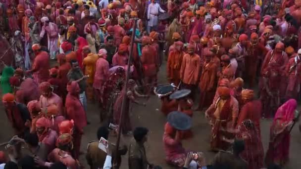 女性はインドのナンガオンで行われたラスマール ホリの祭典で 長い棒を持つ男性を打ち負かしました ホリはインドで最も有名な宗教祭です — ストック動画