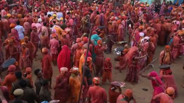 Женщины Избивали Мужчин Длинными Палками Празднике Lathmar Holi Нандгаоне Индия — стоковое видео