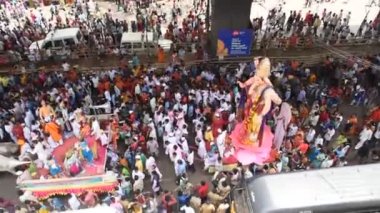 MUMBAI, INDIA, 24 SEPTEMBER 2018: On gün süren Ganesh Chaturthi festivalinin sona ermesi münasebetiyle Mumbai 'de Tanrı Ganesha' ya veda eden binlerce dindar.
