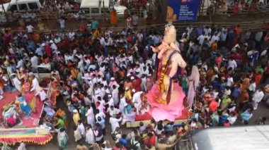 MUMBAI, INDIA, 24 SEPTEMBER 2018: On gün süren Ganesh Chaturthi festivalinin sona ermesi münasebetiyle Mumbai 'de Tanrı Ganesha' ya veda eden binlerce dindar.
