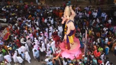 MUMBAI, INDIA, 24 SEPTEMBER 2018: On gün süren Ganesh Chaturthi festivalinin sona ermesi münasebetiyle Mumbai 'de Tanrı Ganesha' ya veda eden binlerce dindar.