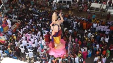 MUMBAI, INDIA, 24 SEPTEMBER 2018: On gün süren Ganesh Chaturthi festivalinin sona ermesi münasebetiyle Mumbai 'de Tanrı Ganesha' ya veda eden binlerce dindar.