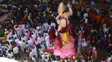 MUMBAI, INDIA, 24 SEPTEMBER 2018: On gün süren Ganesh Chaturthi festivalinin sona ermesi münasebetiyle Mumbai 'de Tanrı Ganesha' ya veda eden binlerce dindar.