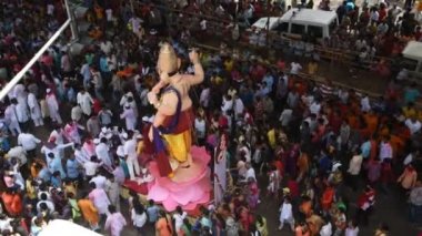 MUMBAI, INDIA, 24 SEPTEMBER 2018: On gün süren Ganesh Chaturthi festivalinin sona ermesi münasebetiyle Mumbai 'de Tanrı Ganesha' ya veda eden binlerce dindar.