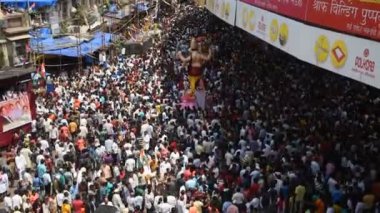 MUMBAI, INDIA, 24 SEPTEMBER 2018: On gün süren Ganesh Chaturthi festivalinin sona ermesi münasebetiyle Mumbai 'de Tanrı Ganesha' ya veda eden binlerce dindar.