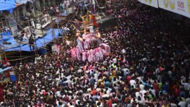 MUMBAI, INDIA, 24 SEPTEMBER 2018: On gün süren Ganesh Chaturthi festivalinin sona ermesi münasebetiyle Mumbai 'de Tanrı Ganesha' ya veda eden binlerce dindar.
