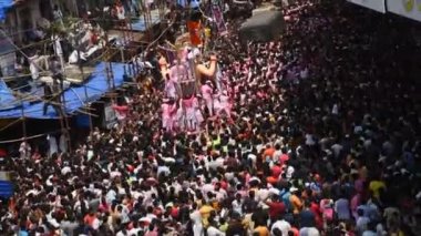 MUMBAI, INDIA, 24 SEPTEMBER 2018: On gün süren Ganesh Chaturthi festivalinin sona ermesi münasebetiyle Mumbai 'de Tanrı Ganesha' ya veda eden binlerce dindar.