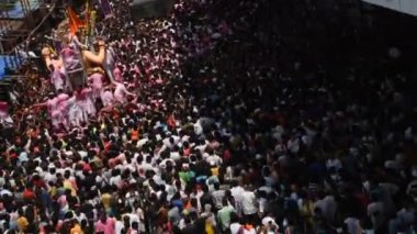 MUMBAI, INDIA, 24 SEPTEMBER 2018: Binlerce dindar Ganesh Visarjan sırasında Mumbai yolundaki Lord Ganesha 'ya veda etti..
