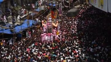 MUMBAI, INDIA, 24 SEPTEMBER 2018: Binlerce dindar Ganesh Visarjan sırasında Mumbai yolundaki Lord Ganesha 'ya veda etti..