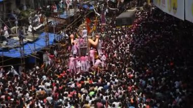 MUMBAI, INDIA, 24 SEPTEMBER 2018: Binlerce dindar Ganesh Visarjan sırasında Mumbai yolundaki Lord Ganesha 'ya veda etti..