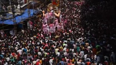 MUMBAI, INDIA, 24 SEPTEMBER 2018: Binlerce dindar Ganesh Visarjan sırasında Mumbai yolundaki Lord Ganesha 'ya veda etti..