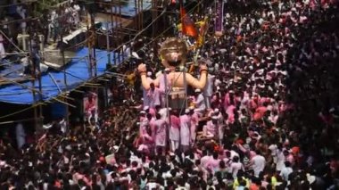 MUMBAI, INDIA, 24 SEPTEMBER 2018: Binlerce dindar Ganesh Visarjan sırasında Mumbai yolundaki Lord Ganesha 'ya veda etti..