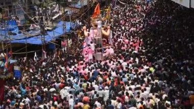 MUMBAI, INDIA, 24 SEPTEMBER 2018: Binlerce dindar Ganesh Visarjan sırasında Mumbai yolundaki Lord Ganesha 'ya veda etti..