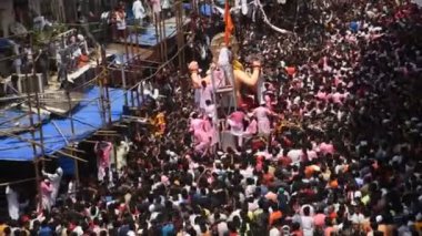 MUMBAI, INDIA, 24 SEPTEMBER 2018: Binlerce dindar Ganesh Visarjan sırasında Mumbai yolundaki Lord Ganesha 'ya veda etti..