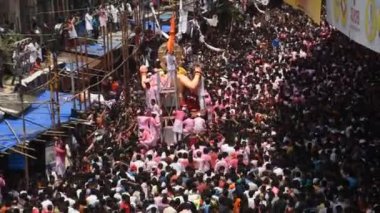 MUMBAI, INDIA, 24 SEPTEMBER 2018: Binlerce dindar Ganesh Visarjan sırasında Mumbai yolundaki Lord Ganesha 'ya veda etti..