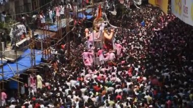 MUMBAI, INDIA, 24 SEPTEMBER 2018: Binlerce dindar Ganesh Visarjan sırasında Mumbai yolundaki Lord Ganesha 'ya veda etti..