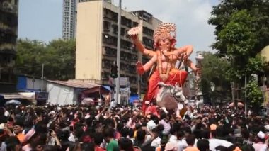 MUMBAI, INDIA, 24 SEPTEMBER 2018: Binlerce dindar Ganesh Visarjan sırasında Mumbai yolundaki Lord Ganesha 'ya veda etti..