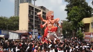 MUMBAI, INDIA, 24 SEPTEMBER 2018: Binlerce dindar Ganesh Visarjan sırasında Mumbai yolundaki Lord Ganesha 'ya veda etti..