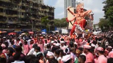 MUMBAI, INDIA, 24 SEPTEMBER 2018: Binlerce dindar Ganesh Visarjan sırasında Mumbai yolundaki Lord Ganesha 'ya veda etti..