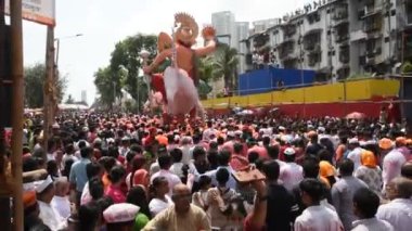 MUMBAI, INDIA, 24 SEPTEMBER 2018: Binlerce dindar Ganesh Visarjan sırasında Mumbai yolundaki Lord Ganesha 'ya veda etti..