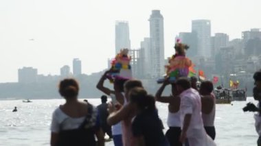MUMBAI, INDIA, 24 Eylül 2018: Ganesha putu suya batırılmak üzere denize taşınır. Ganesha Festivali Mumbai, Hindistan 'da.