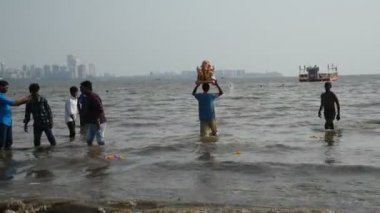 MUMBAI, INDIA, 24 Eylül 2018: Ganesha putu suya batırılmak üzere denize taşınır. Ganesha Festivali Mumbai, Hindistan 'da.
