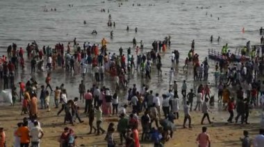 MUMBAI, INDIA, 24 Eylül 2018: Ganesha putu suya batırılmak üzere denize taşınır. Ganesha Festivali Mumbai, Hindistan 'da.