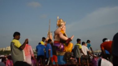 MUMBAI, INDIA, 24 SEPTEMBER 2018: Binlerce dindar Ganesh Visarjan sırasında Mumbai yolundaki Lord Ganesha 'ya veda etti..